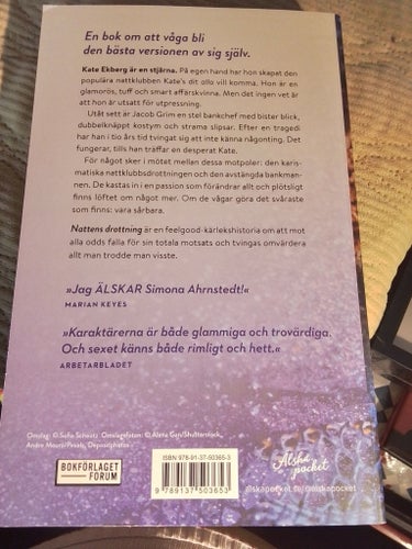 (1271) Pocket bok Nattens drottning av Simona Ahrnstedt