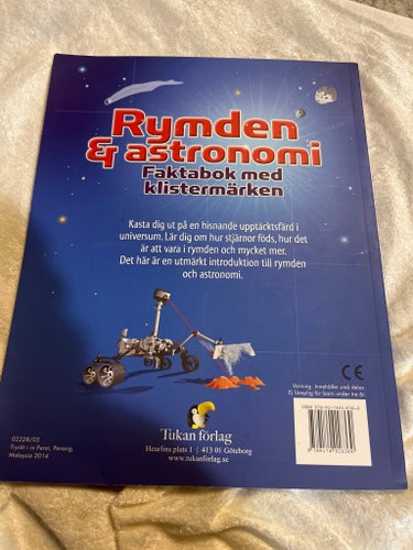 Rymden & astronomi : Faktabok med klistermärken