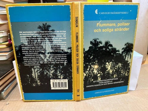 Flummare, poliser och soliga stränder av Anders Sundelin, Very Good plus, SM