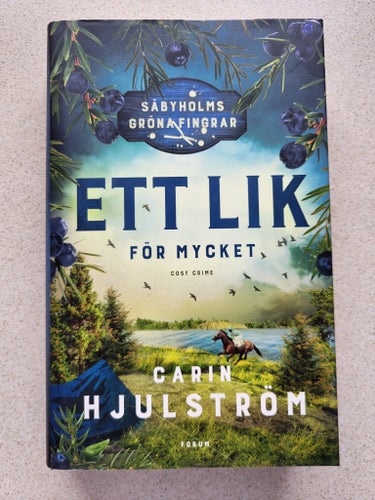 Carin Hjulström - Ett lik för mycket (Säbyholms gröna fingrar 3) INBUNDEN
