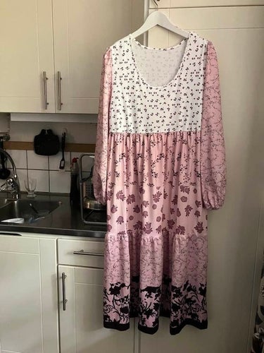 Flerfärgad maxi klänning i rosa nyanser stl L