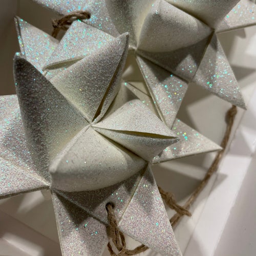 Julgranskulor i papper origami i form av stjärnor - NY