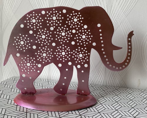 Rosa elefant av metall