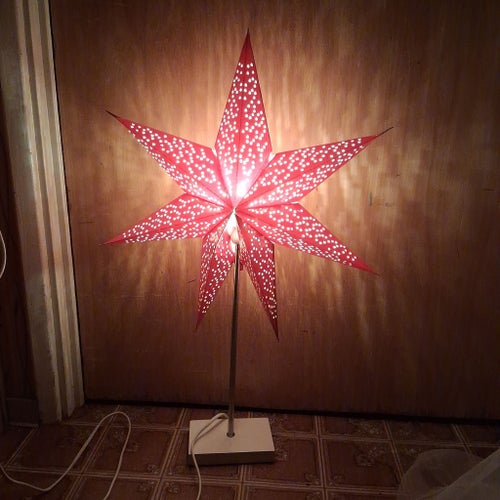 Julstjärna på fot – Röd stjärna med hålmönster