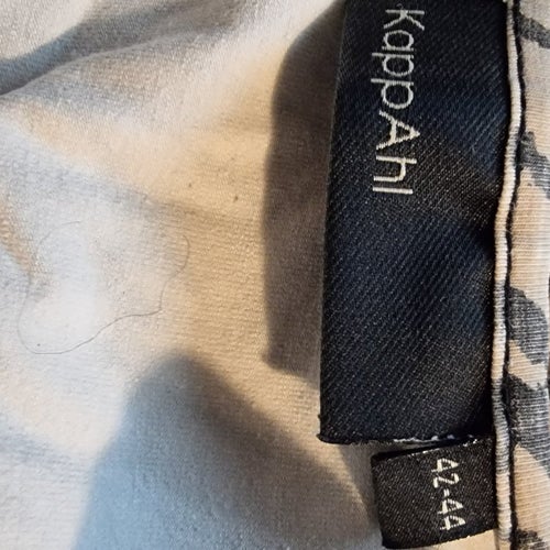 KappAhl svart, vit och beige topp, storlek 42-44