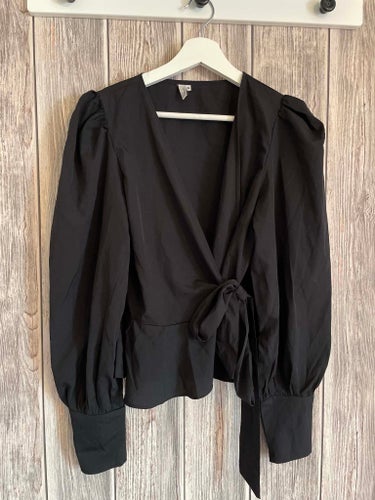 Tröja ny utan prislapp svart ONLY Trend 36, blus, långärmad fintröja strl S