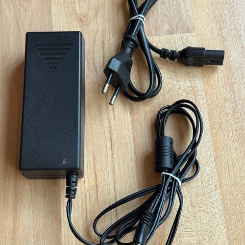 Dymo Strömadapter 9V 4A.