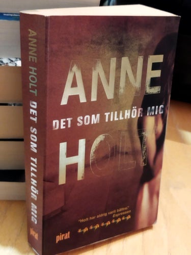 Det som tillhör mig av Anne Holt. bok, pocket. Very Fine