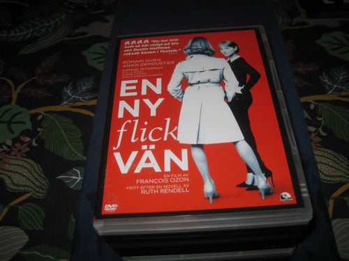 EN NY FLICKVÄN-FRANSK KOMEDI