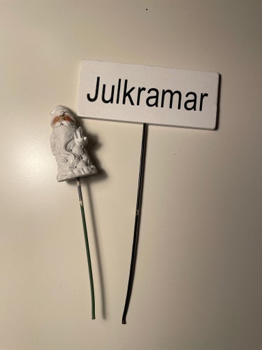 Juldekoration till blomsterarrangemang