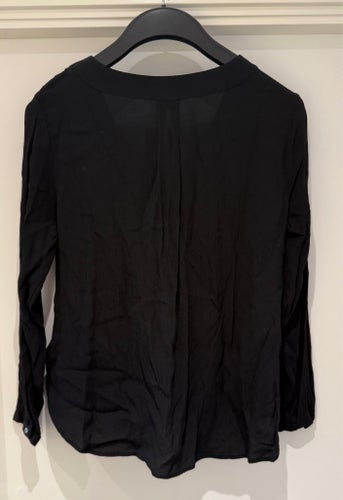 H&M svart blus med stenar, storlek 40