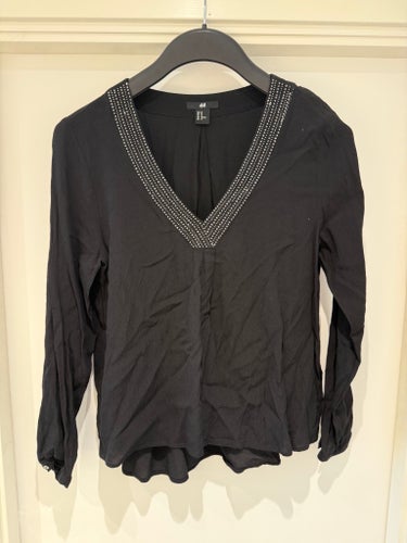H&M svart blus med stenar, storlek 40