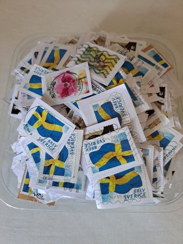 Svenska Frimärken på klipp ca 320 gram
