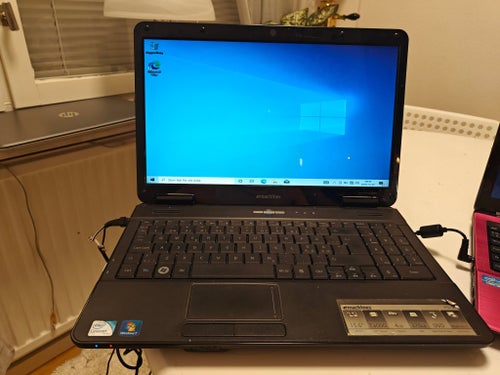 eMachines E525 Laptop med Intel Celeron Dual-Core T3000, 4GB RAM, 320GB HDD