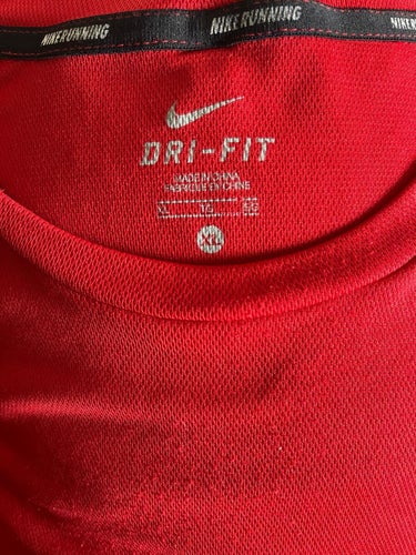 Nike röd, svart t-shirt, storlek M