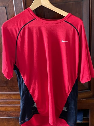 Nike röd, svart t-shirt, storlek M