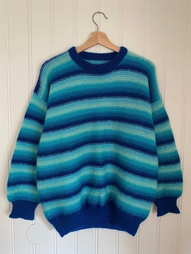 Handstickad vintage ull tröja I blå ränder lite tunnare, storlek M