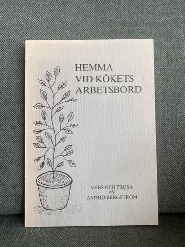 Hemma vid kökets arbetsbord av Astrid Bergström, 1980