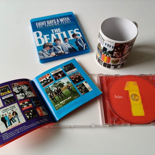 The Beatles "1" CD och "Eight Days A Week" Blu-ray med mugg