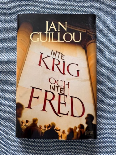 Jan Guillou – Inte krig och inte fred (Inbunden) | Mycket gott skick!