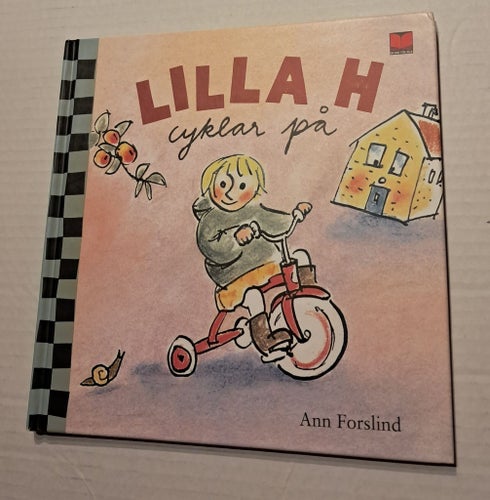Lilla H cyklar på av Ann Forslind