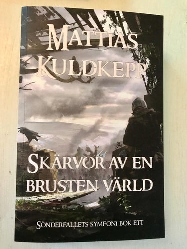 Sönderfallets symfoni bok 1 SKÄRVOR AV EN BRUSTEN VÄRLD Mattias Kuldkepp 2018