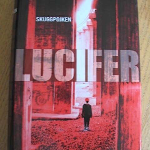 LUCIFER: SKUGGPOJKEN (Kartonage/Skyddsomslag)