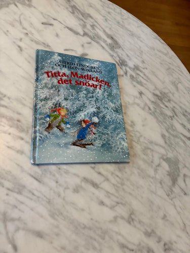 Titta, Madicken, det snöar! av Astrid Lindgren