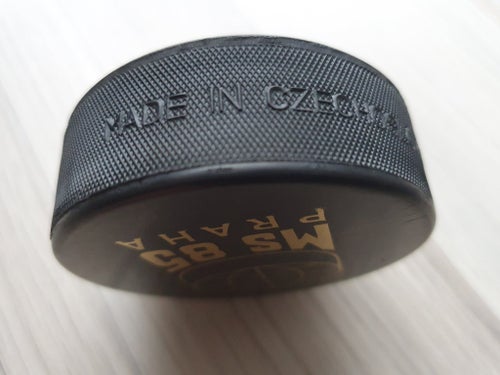 Världsmästerskap i ishockeypuck 1985, tillverkad i Tjeckoslovakien