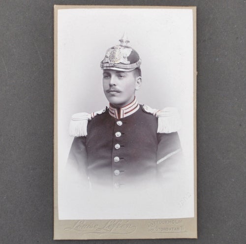 Korpral vid Göta Livgarde, I2. Uniform m/1886, med kask m/1887.