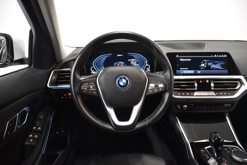 BMW 330e xDrive Touring Aut Sport line Navi P-värm 292hk