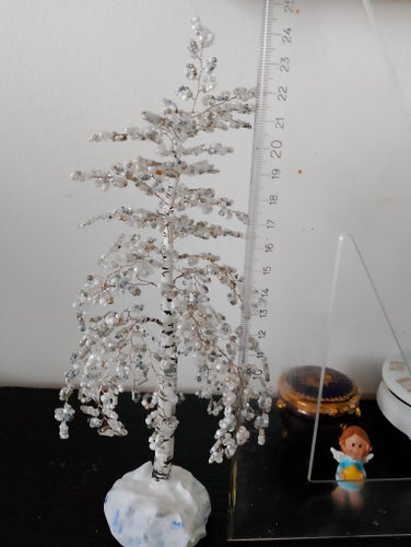 Handgjord "Snöbjörk" av pärlor – En hyllning till den första snön (24 cm) trees