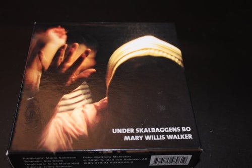 CD-bok: Under skalbaggens bo - Mary Willis Walker