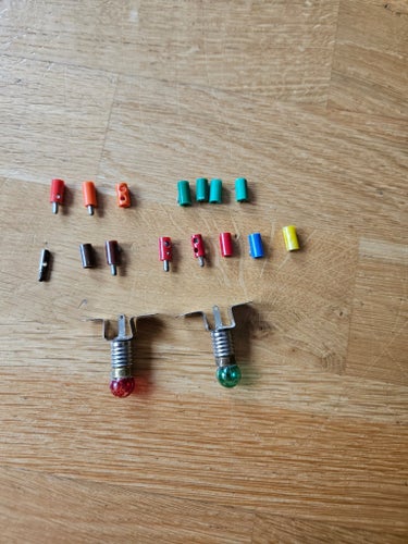 Äldre miniatyrkontakter 2,6mm & kontrollampor till modelljärnväg / Märklin