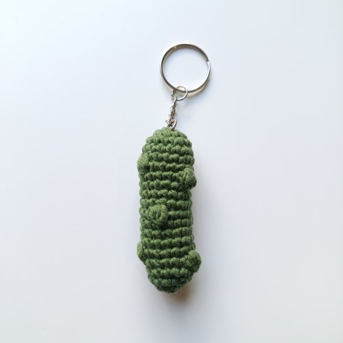 Nyckelring, virkad saltgurka, pickle. Väskhänge.