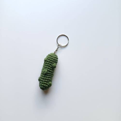 Nyckelring, virkad saltgurka, pickle. Väskhänge.