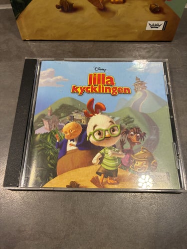 Helt nytt! Disney! Lilla Kycklingen! Bok + CD-skiva! Obläddrat!
