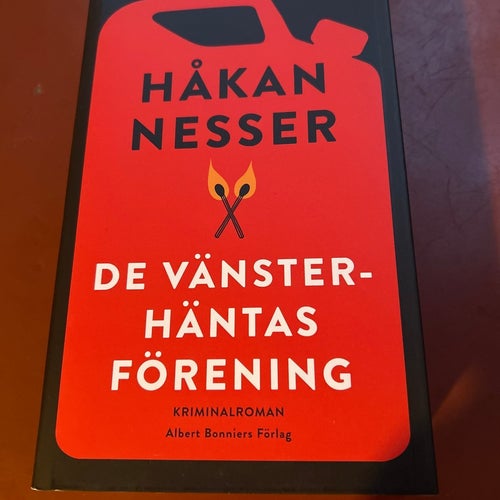 De vänsterhäntas förening av Håkan Nesser, 2022