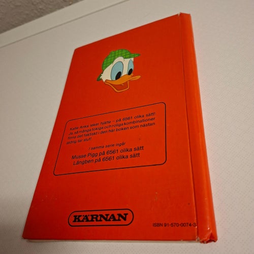 Kalle Anka på 6561 olika sätt : en plockihopbok av Walt Disney productions