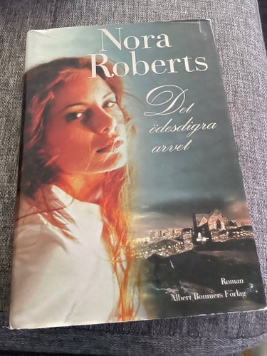 Det ödesdigra arvet av Nora Roberts, 2003