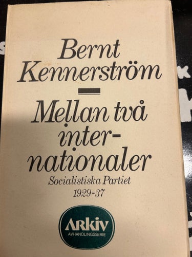 Mellan två internationaler av Bernt Kennerström, 1974