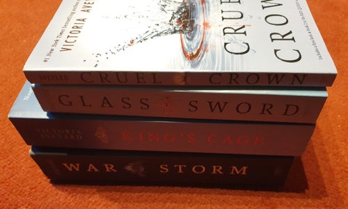 Red Queen Series x 4 KOMPLETT - Victoria Aveyard, mycket fint skick! På engelska