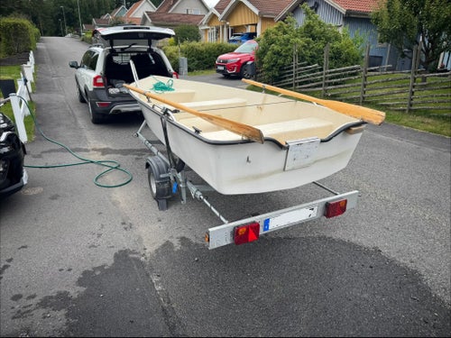 Plasteka 13 fot med 4hk utombordare samt 80-trailer