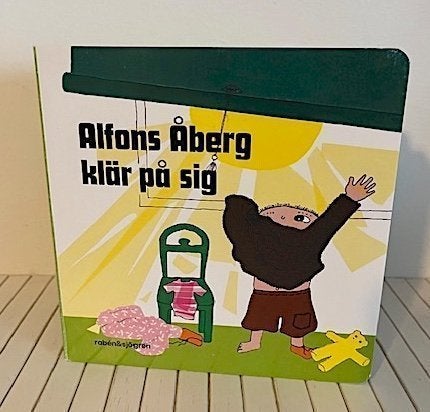 ALFONS ÅBERG KLÄR PÅ SIG - board book