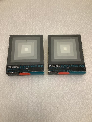 Två oöppnade svart-vit film till Polaroid-kamera