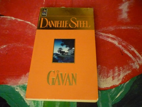 BOK, 2 STYCKEN POCKET BÖCKER AV DANIELLE STEEL, FEM DAGAR I PARIS, GÅVAN