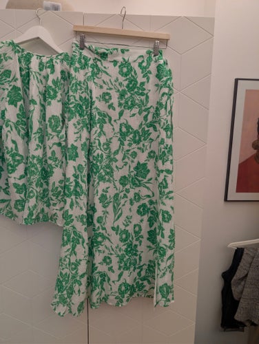 COS Blus och Kjol Set Grön Vit Mönstrad Strl 36