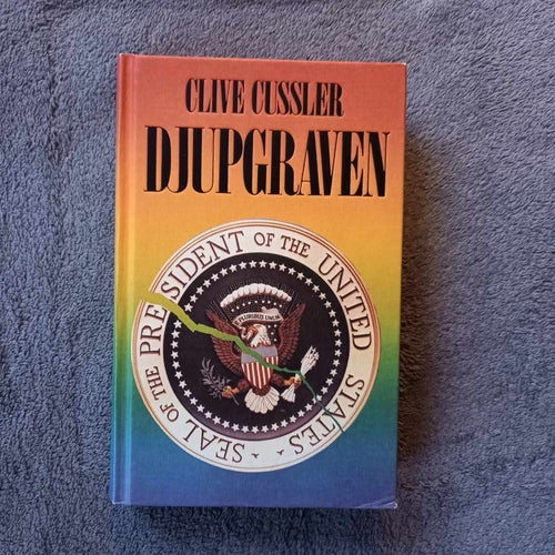Djupgraven - Kartonnage - Clive Cussler.