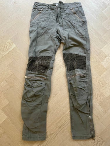 DKNY Jeans gröna byxor, storlek M men passar till S