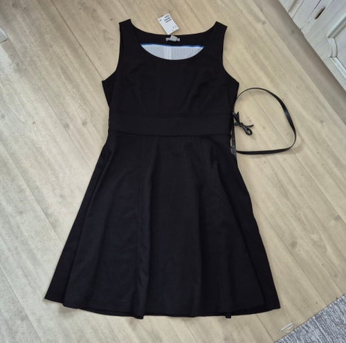 H&M svart ärmlös klänning m skärp vidd i kjolen fodrad NY m lappen kvar stl 44 L